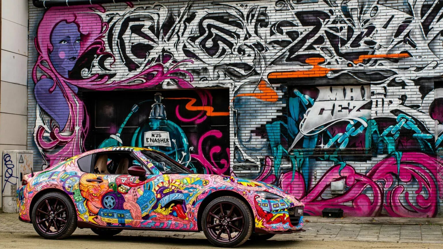 Представлена Mazda MX-5 в уникальной раскраске: она светится в темноте