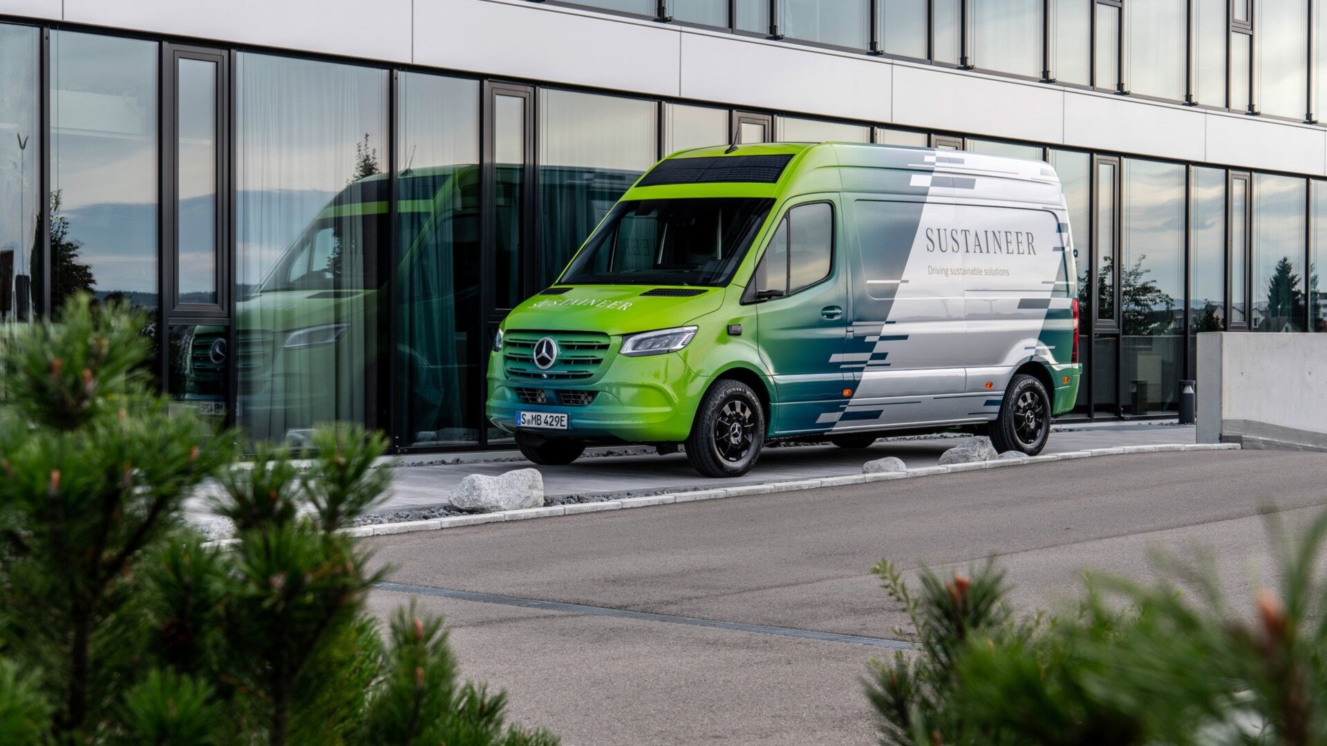 Суперэкологичный концепт Mercedes-Benz Sustaineer: ремень безопасности с обогревом, солнечные панели и два сажевых фильтра под кузовом