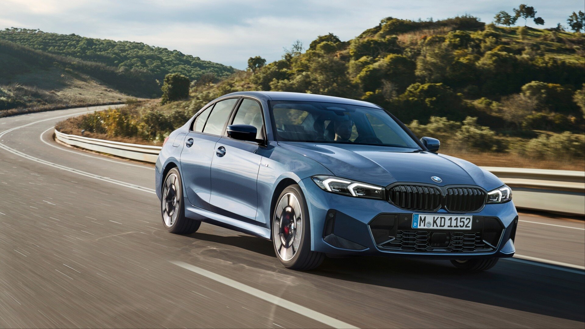 Марка BMW обновила седан и универсал 3 серии: меньше кнопок, больше мощности