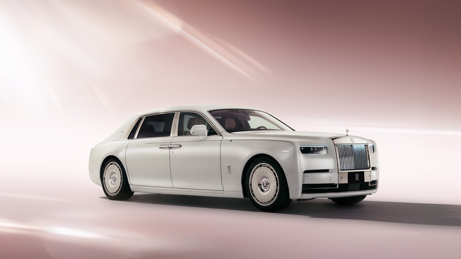 Новый уникальный Rolls-Royce Phantom посвятили цветению сакуры. Её вышивали полгода