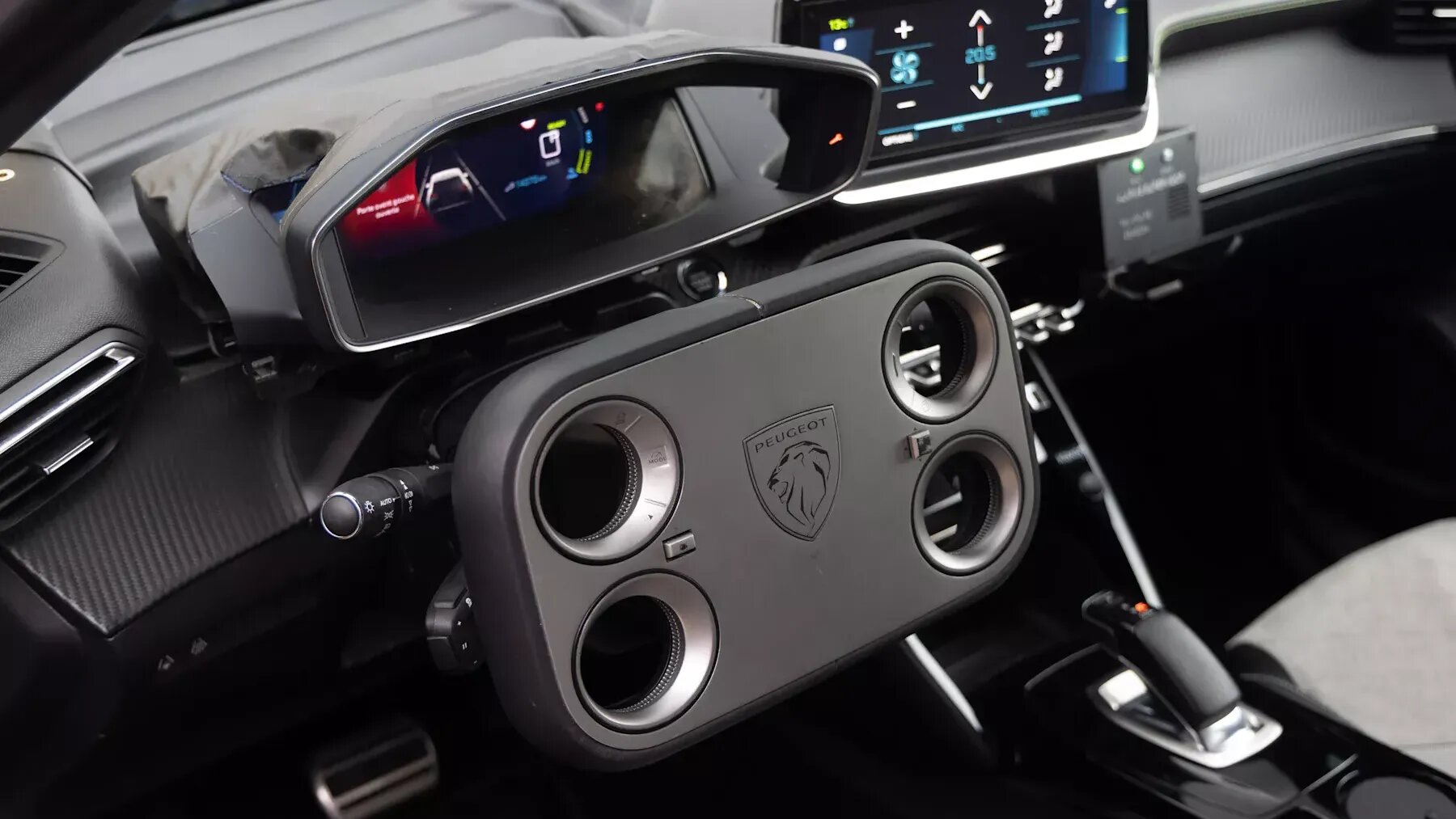 Peugeot начал тесты квадратного руля