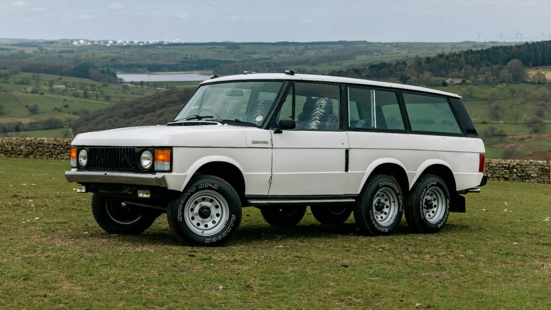 На продажу выставлен необычный Range Rover 1978 года: у него шесть колёс