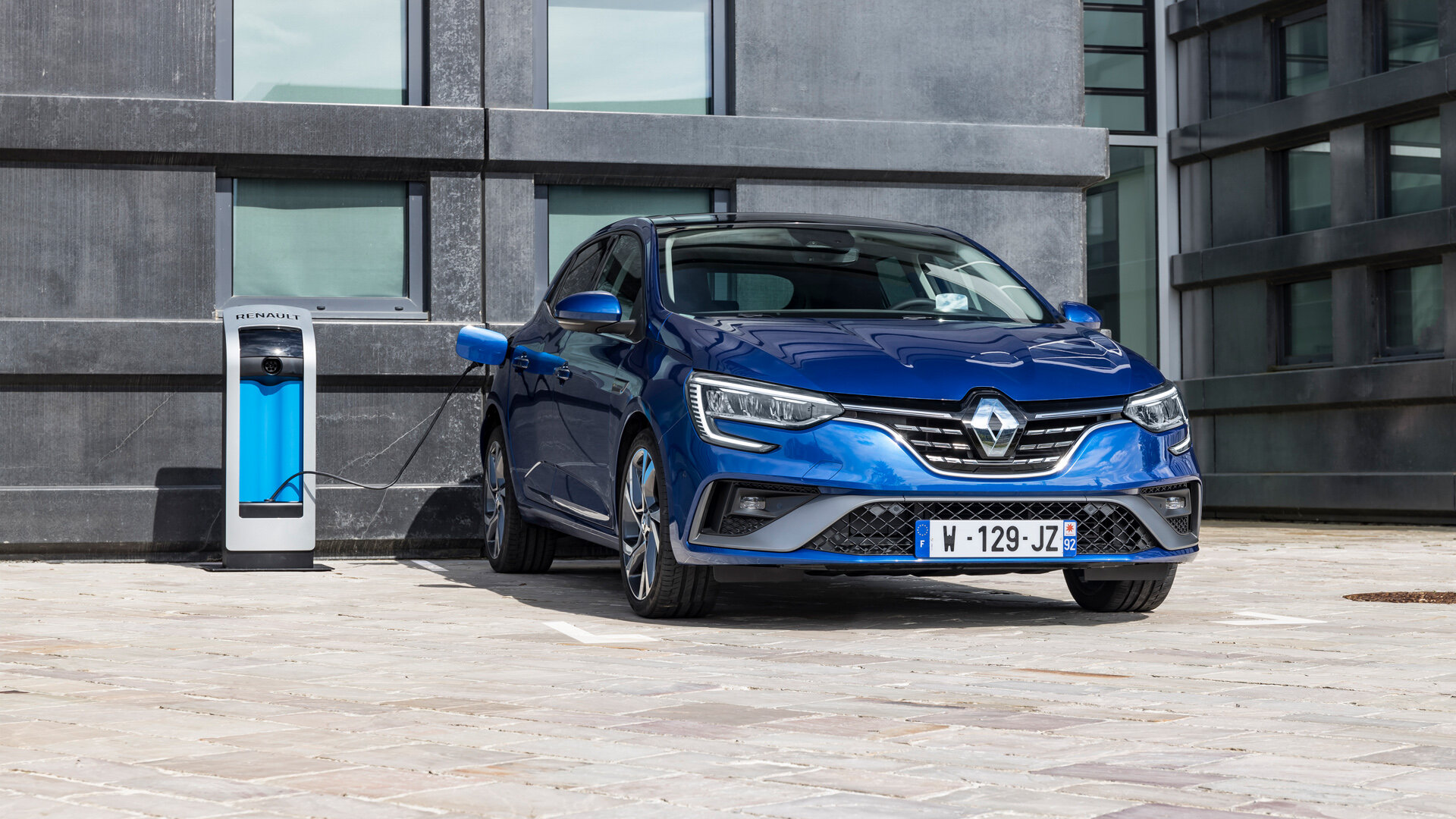 Альянс Renault-Nissan-Mitsubishi готовит 35 моделей электрокаров. Их аккумуляторы будут на 60% дешевле