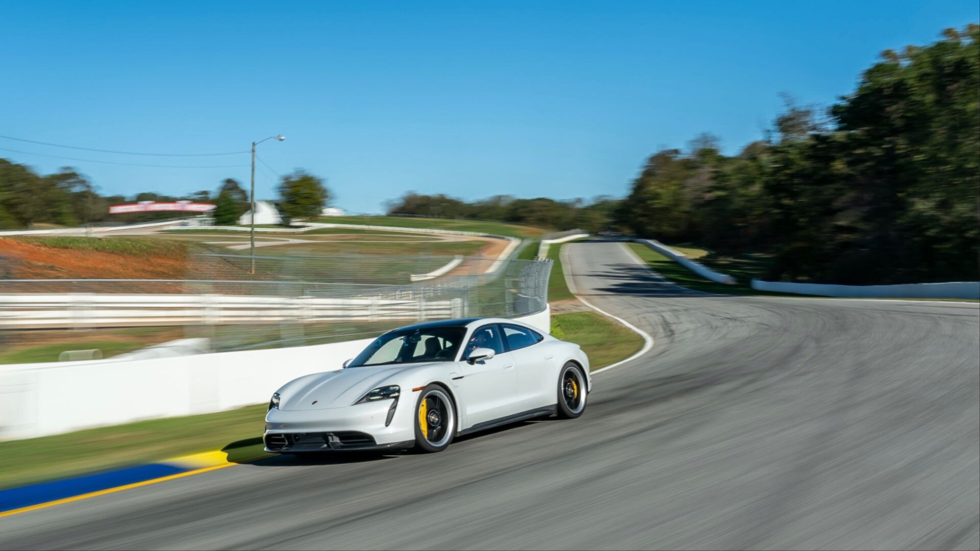 Компания Porsche тайно сделала самый мощный Taycan динамичнее
