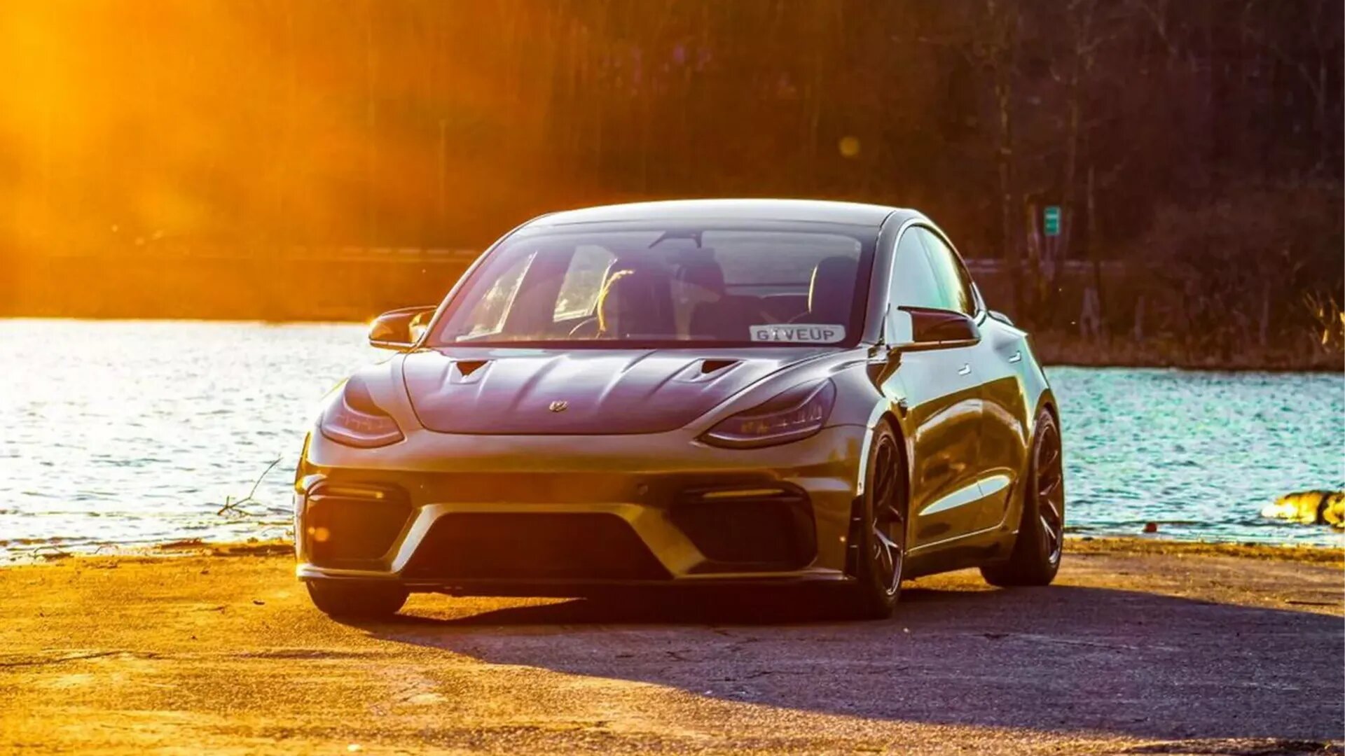 Владелец Tesla Model 3 стилизовал свой электрокар под Porsche Cayman GT4