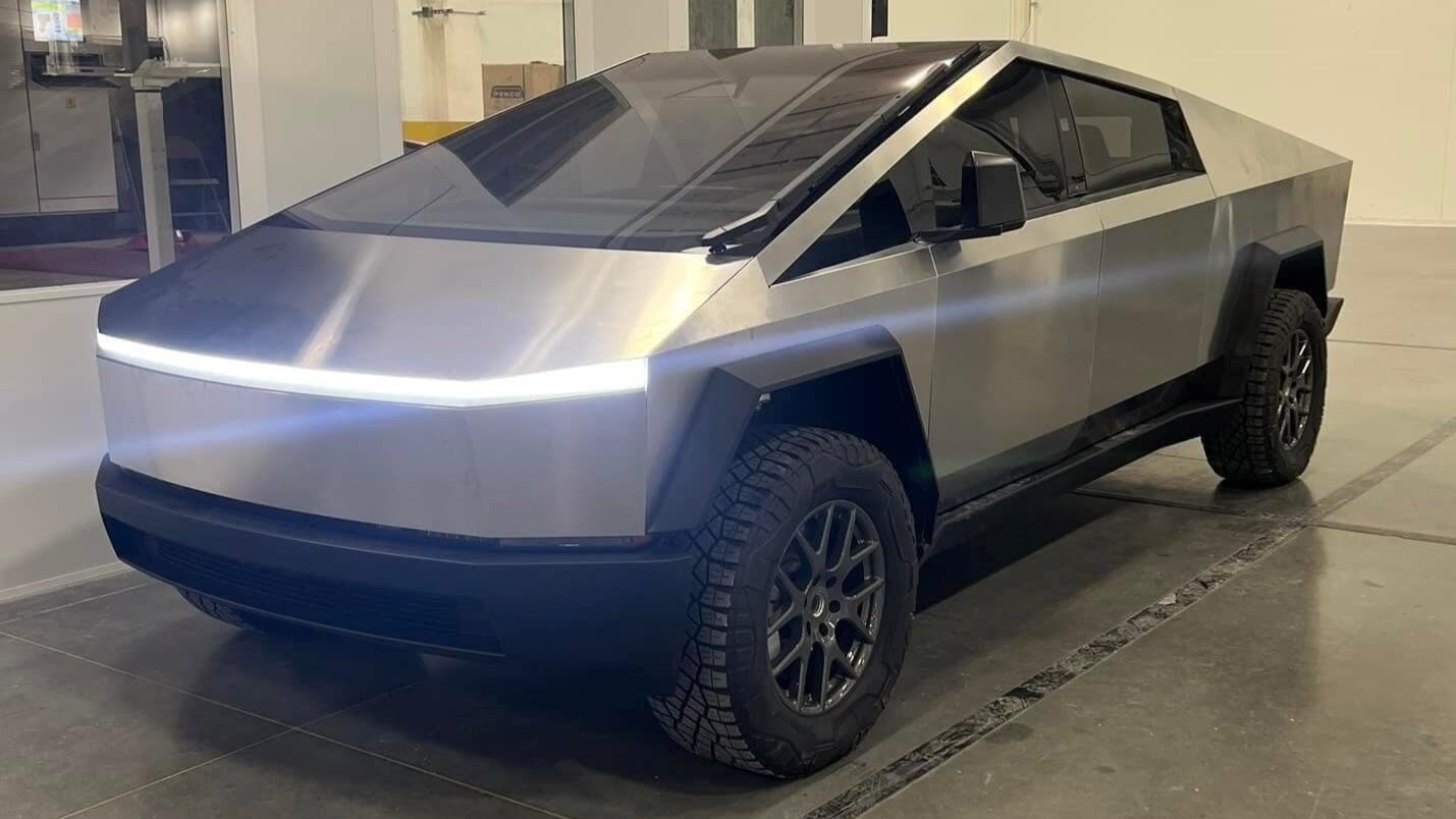 Предсерийный пикап Tesla Cybertruck: первые фотографии