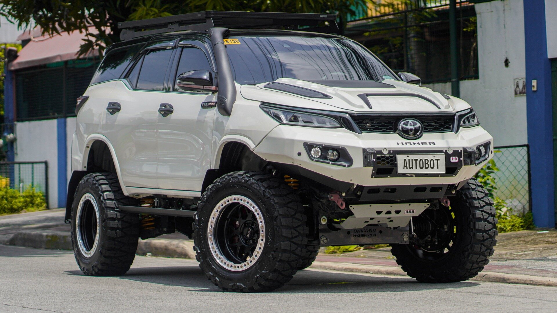 На Филиппинах Toyota Fortuner получила экстремальный тюнинг