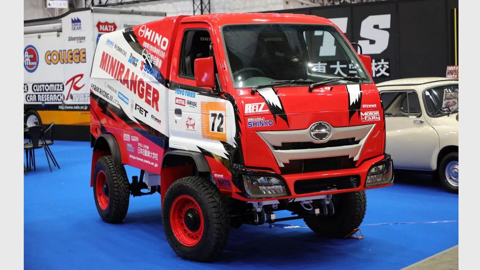 Японские студенты построили миниатюрную копию дакаровского грузовика Hino
