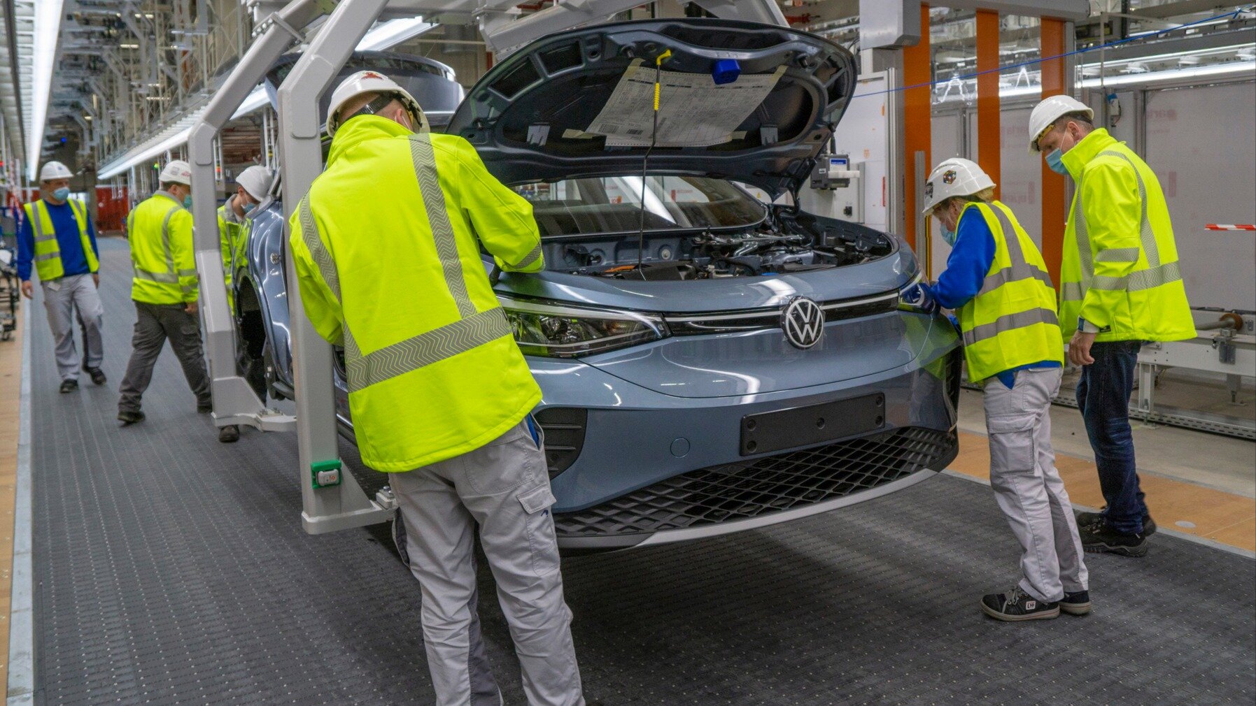 Volkswagen сократит производство электрокаров в Германии из-за низкого спроса