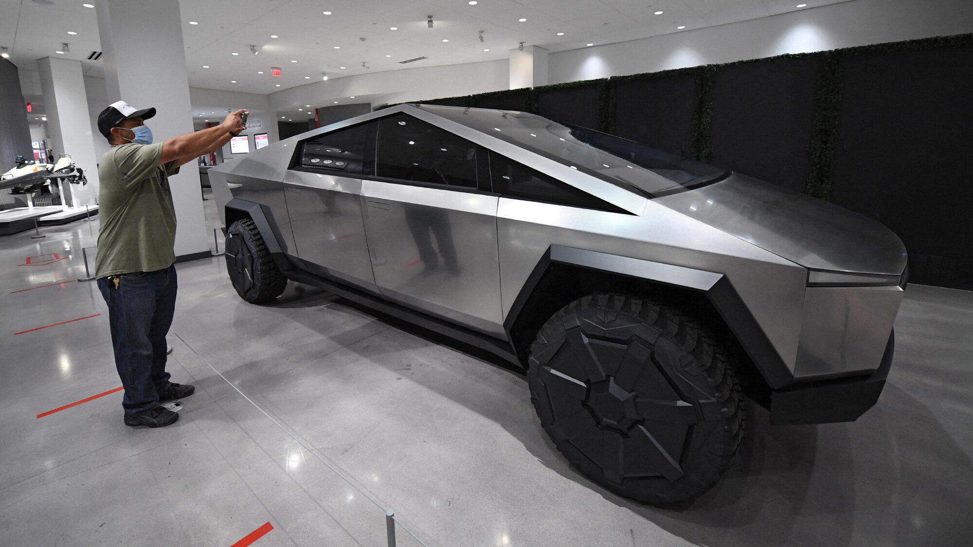 Краткая история Tesla Cybertruck: провалы, неудачи и недоразумения пикапа по пути на конвейер