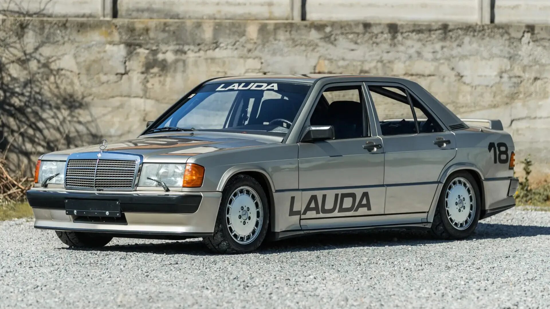 С аукциона уйдёт мощный Mercedes-Benz 190 E, который пилотировал Ники Лауда