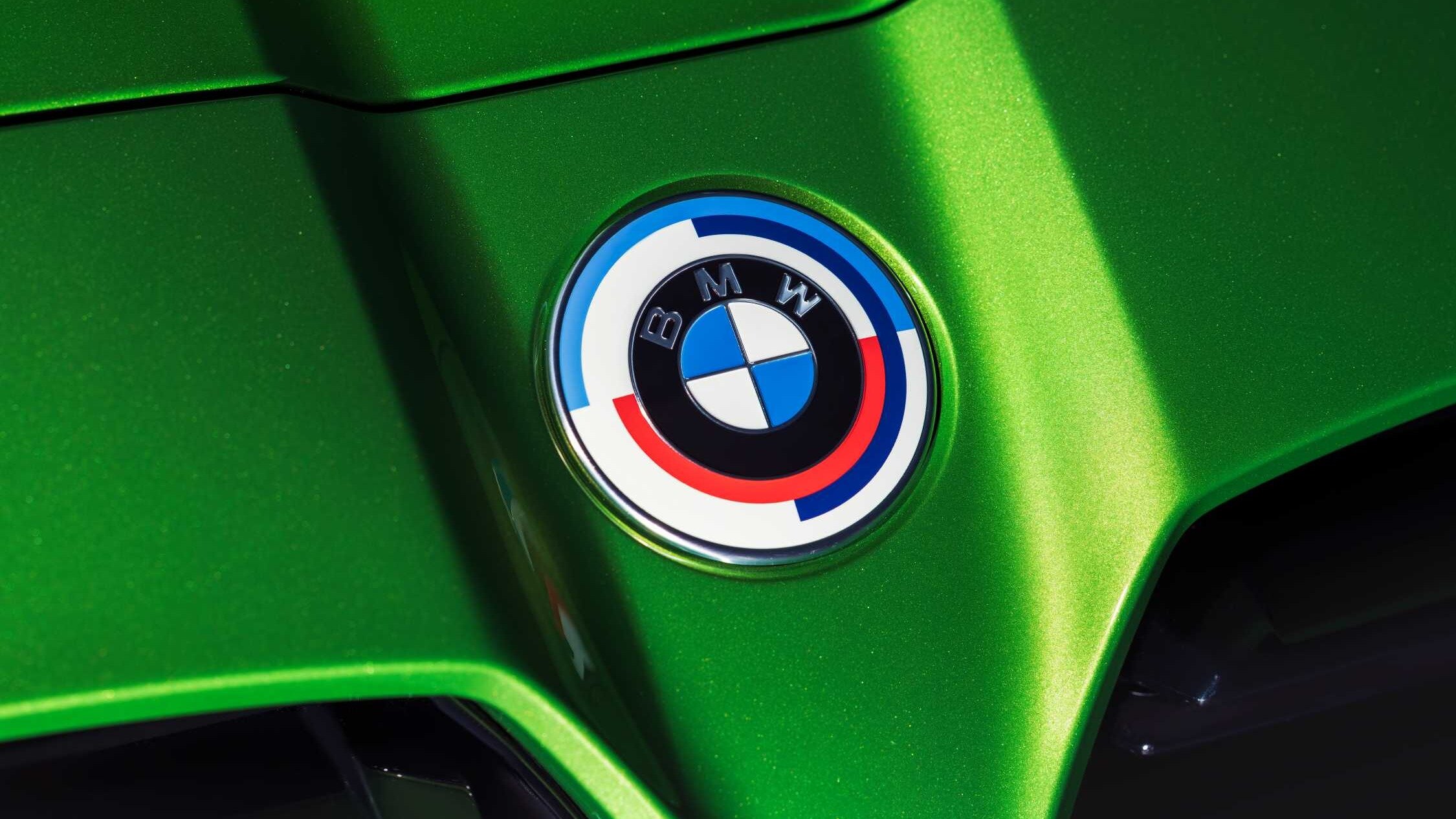 В России появятся юбилейные BMW с особым логотипом