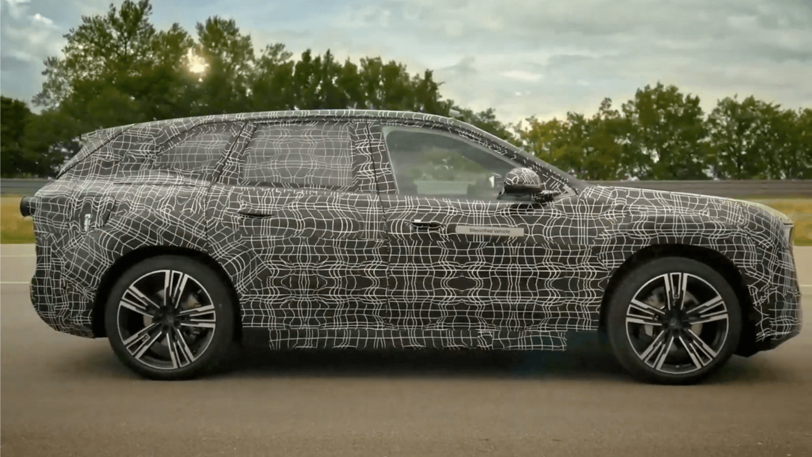 Кроссовер BMW Neue Klasse: первое фото