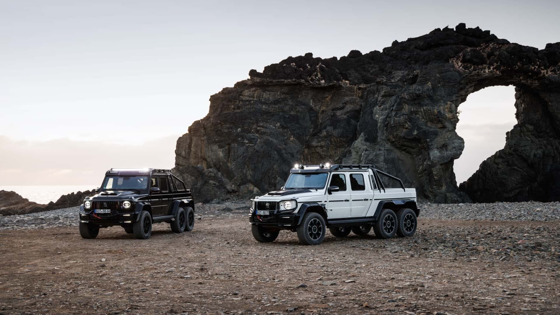 Brabus сделал из Mercedes-AMG G 63 шестиколёсные пикапы мощностью 800 и 900 сил