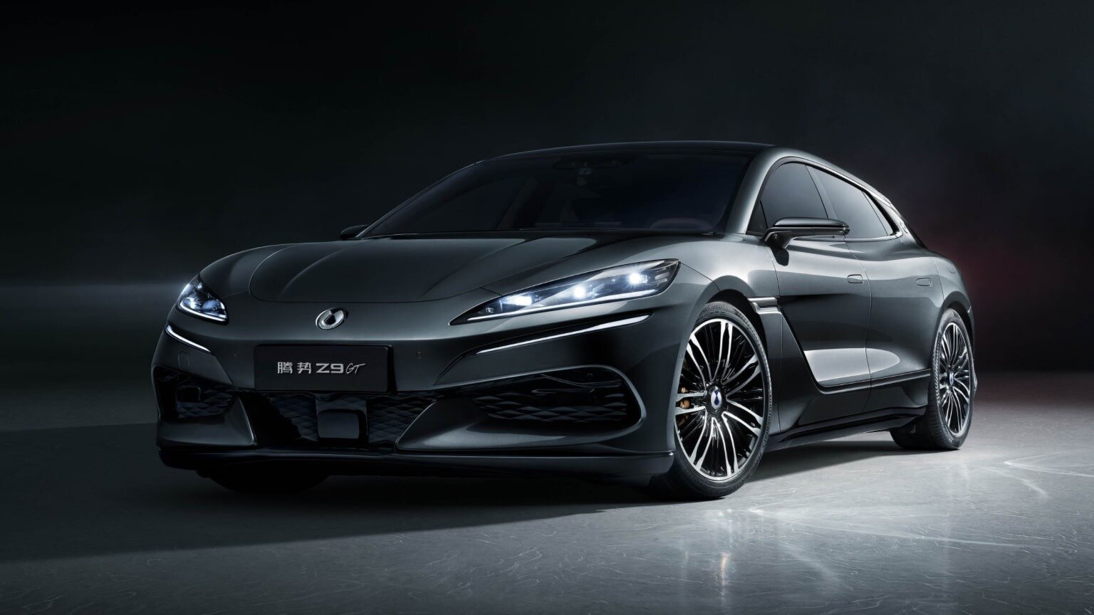 Китайского конкурента Porsche Panamera от Denza оценили в 4 миллиона рублей