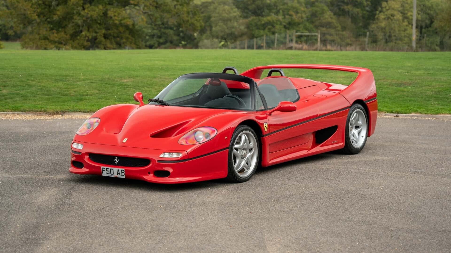 Принадлежавший Роду Стюарту Ferrari F50 выставили на торги — за него уже дают 3 миллиона долларов