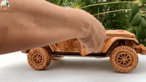 Блогер сделал из восьми кусков дерева модель Jeep Wrangler с шикарной детализацией