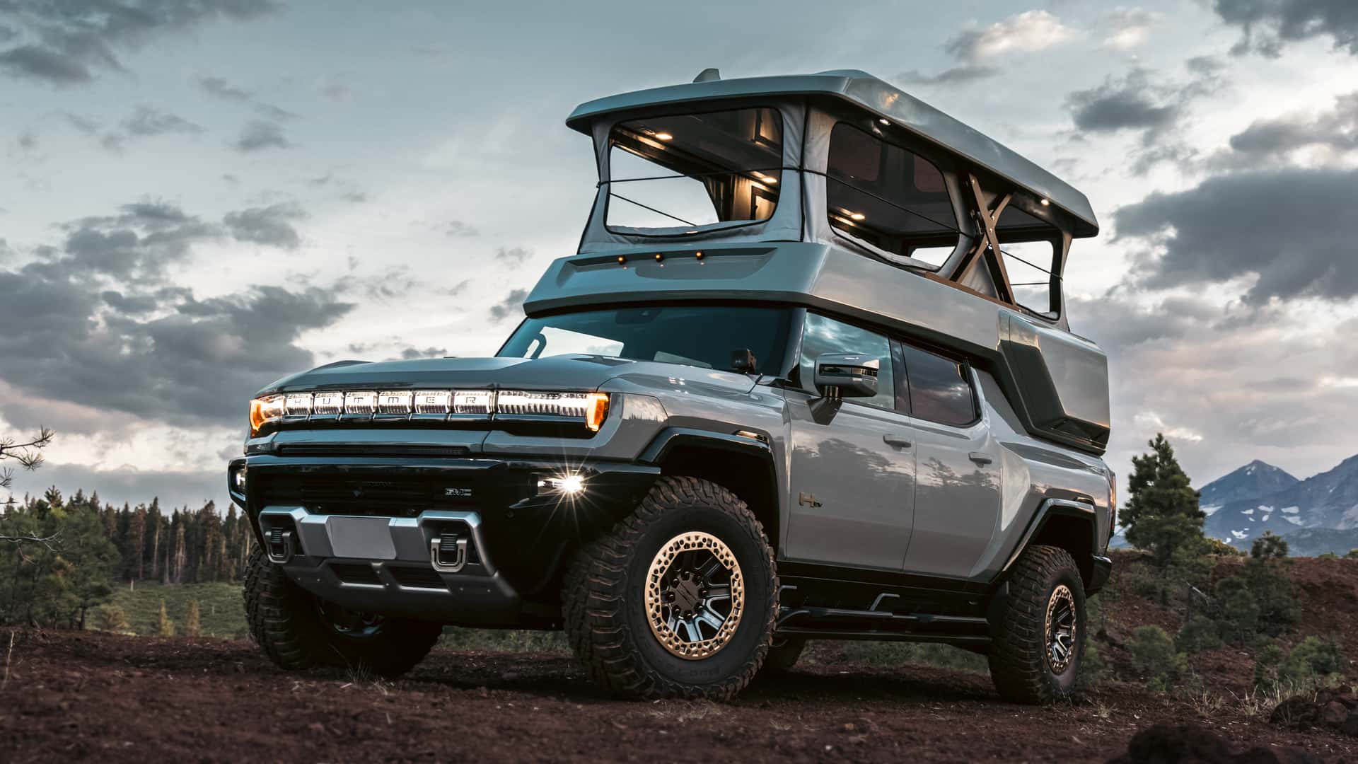 Электропикап GMC Hummer EV превратили в автодом с солнечной батареей, которой хватит на неделю