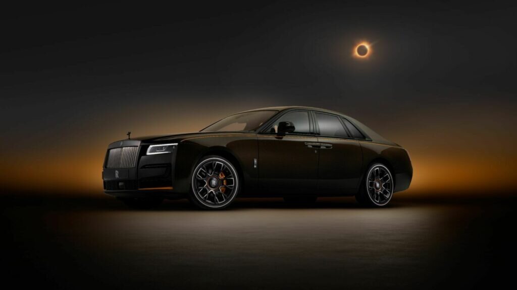 Rolls-Royce представил седан Ghost в стиле солнечного затмения