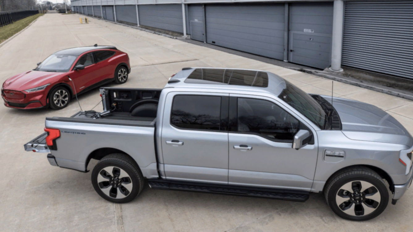 Ford показал, как F-150 Lightning умеет заряжать другие электрокары