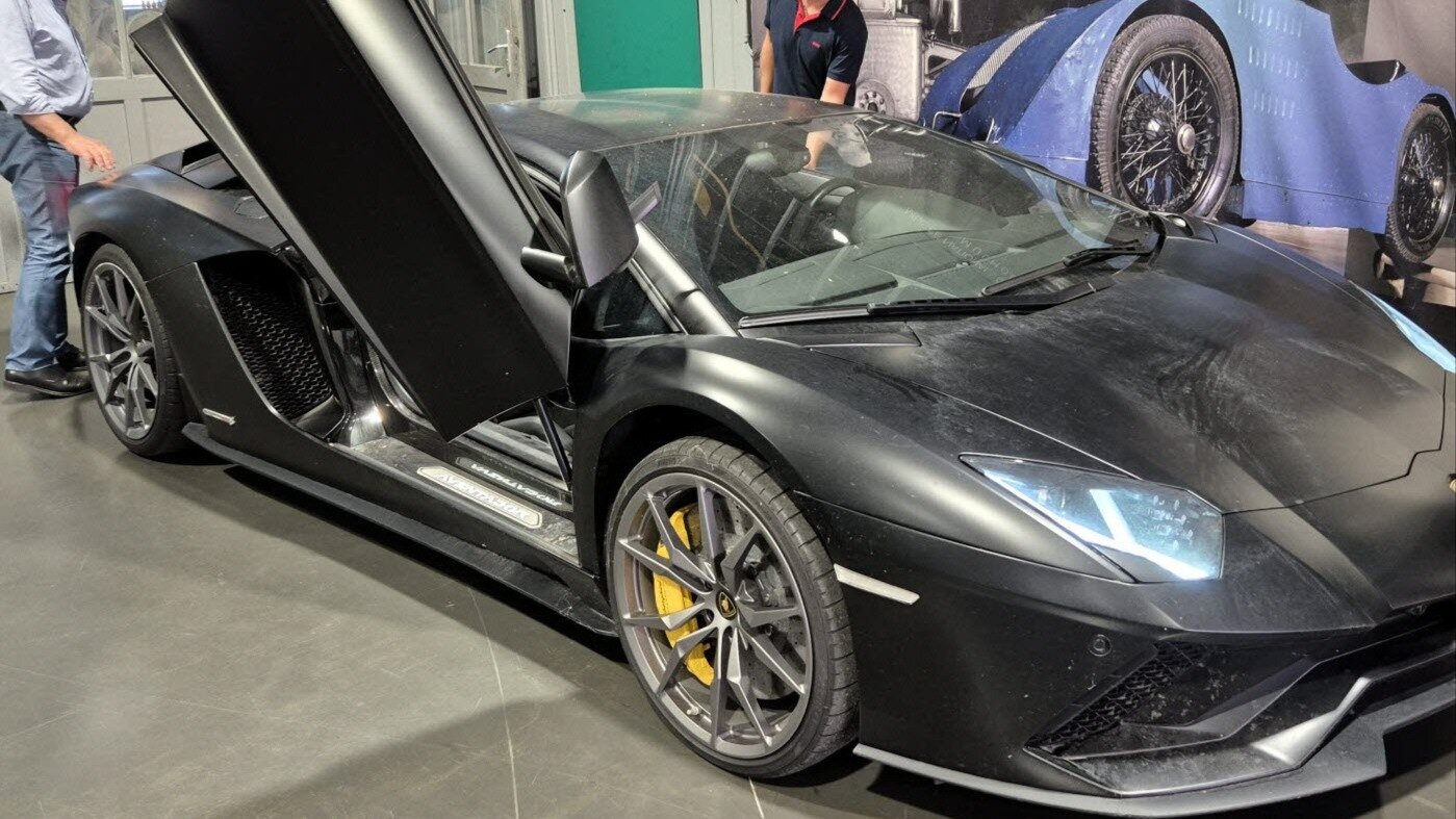 Роскошный Lamborghini Aventador, который везли в Россию, арестовали во Франции
