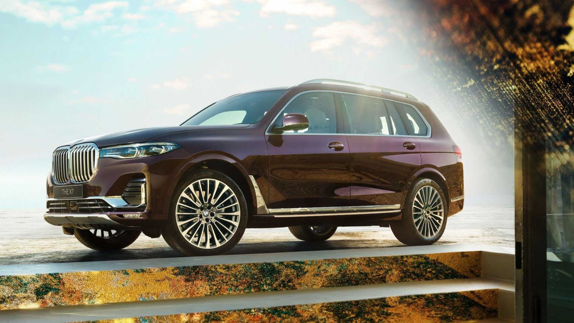 Компания BMW выпустила эксклюзивный X7 для Японии с отделкой тканью Нишидзин