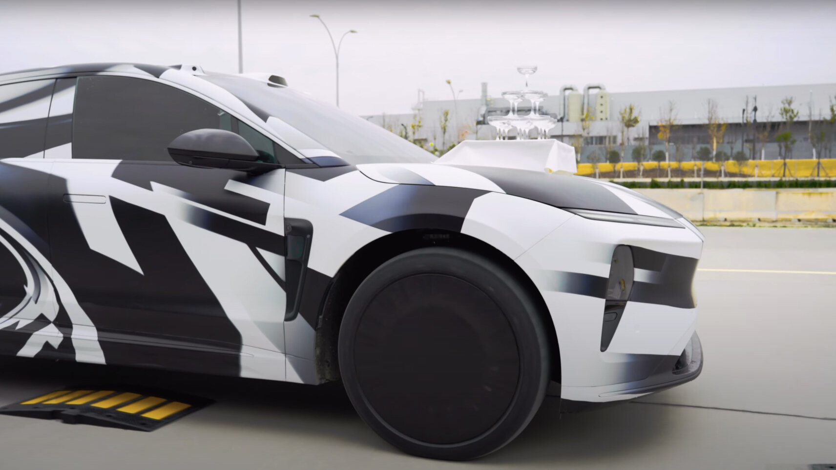 707-сильный электроседан Nio ET9 испытали стаканами на капоте