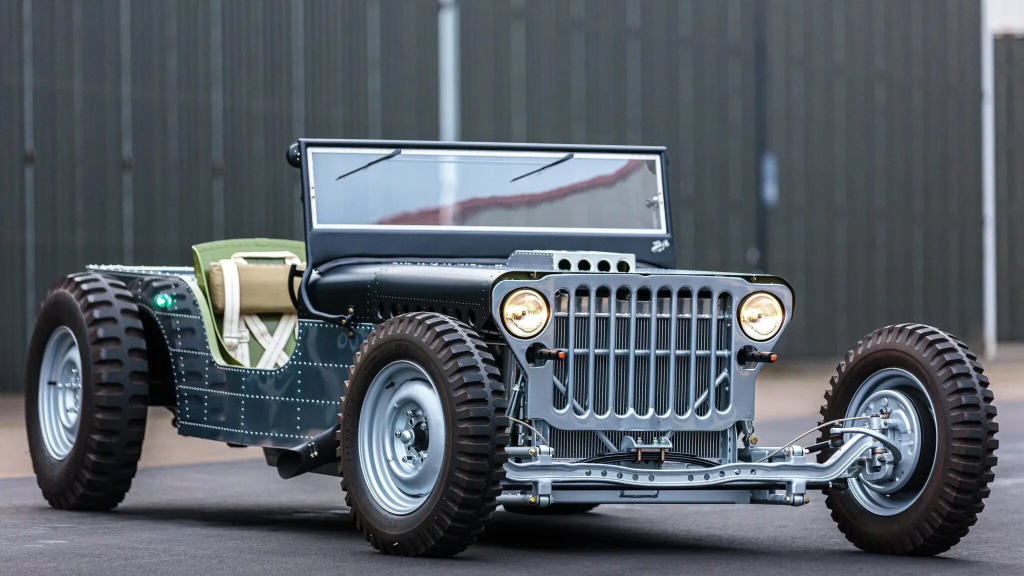 Армейский Willys, стилизованный под самолёт с двумя штурвалами, продали за шестизначную сумму