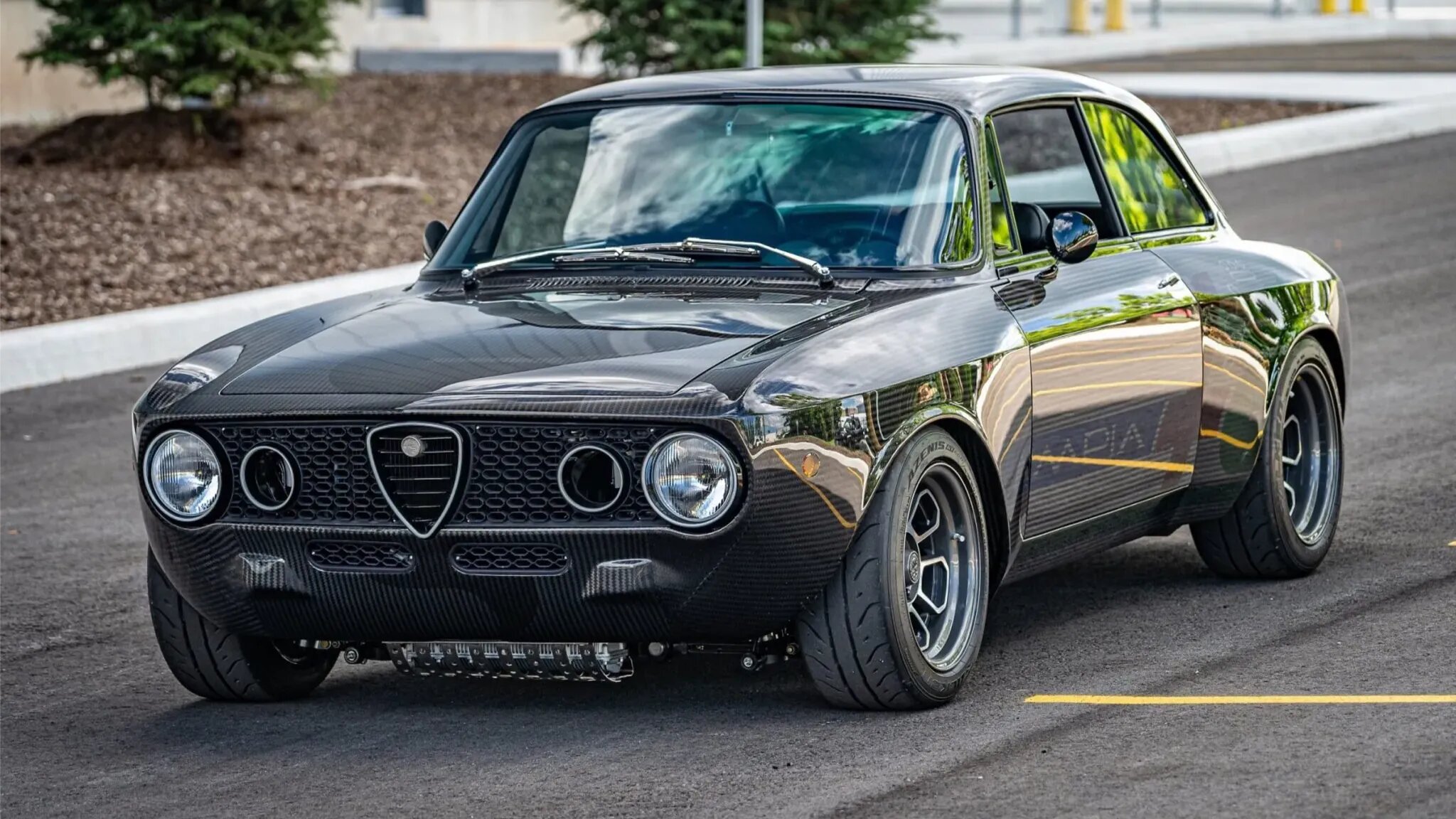 Рестомод Alfa Romeo 2000 GTV с карбоновым кузовом продали на аукционе за 220 тысяч долларов
