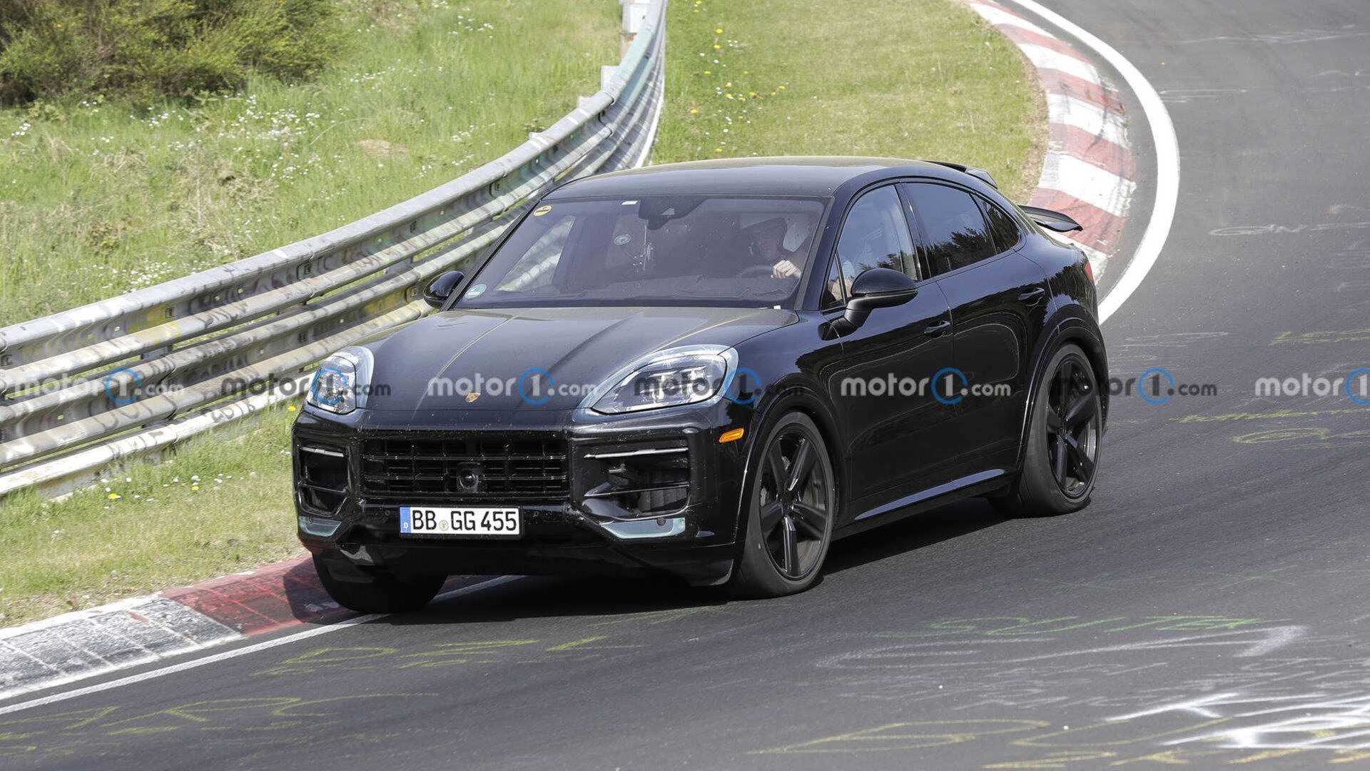 Рестайлинговый Porsche Cayenne тестируют в двух типах кузова