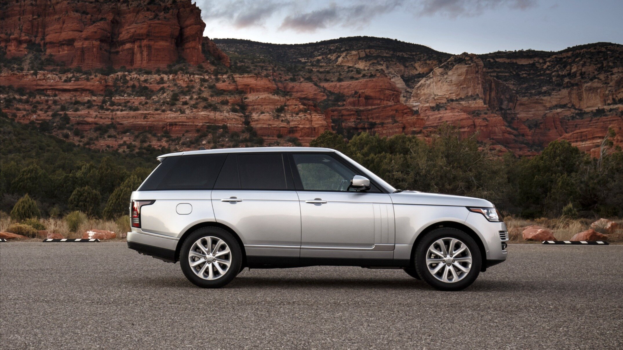 121 тысячу Range Rover и Range Rover Sport отозвали из-за опасного дефекта в подвеске