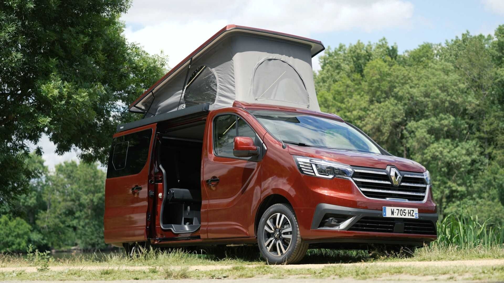 Кемпер Renault Trafic получил солнечную панель и дополнительные сутки автономности