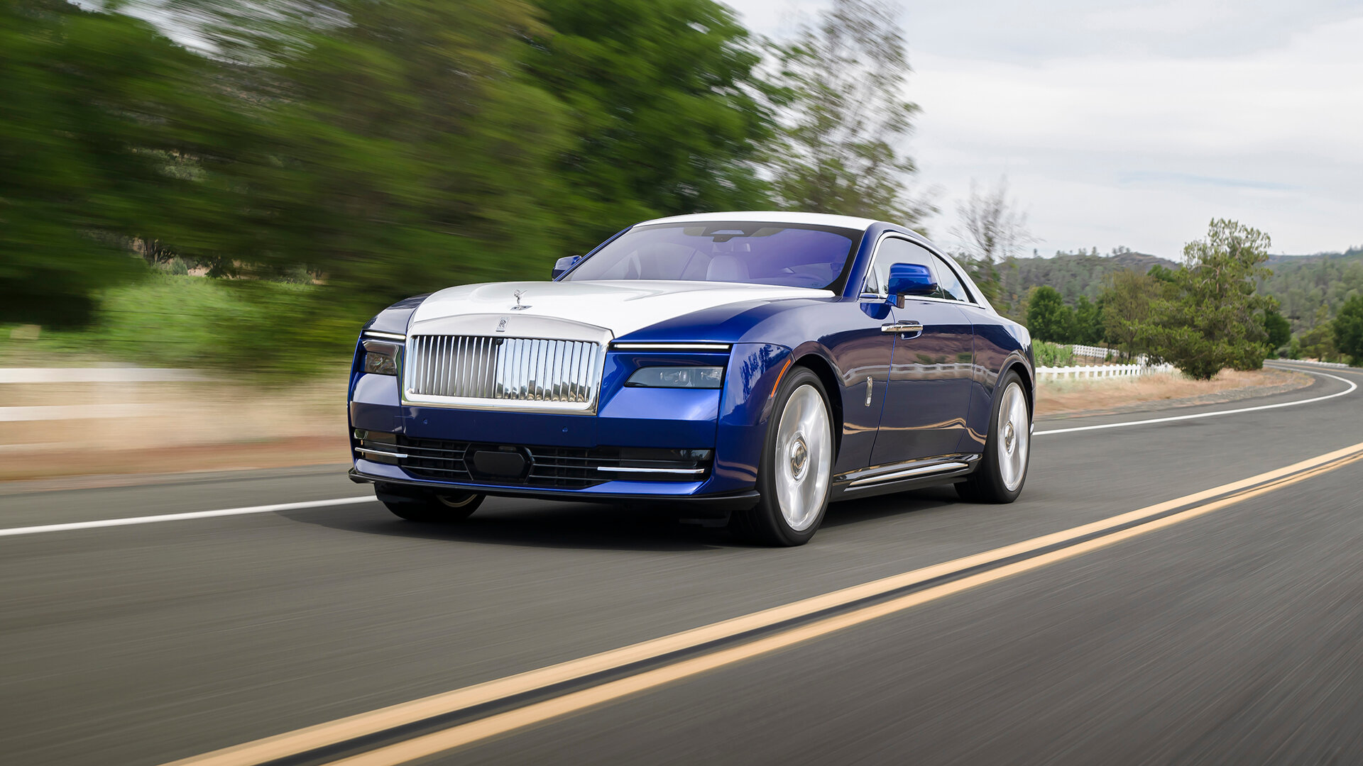 Rolls-Royce не будет продавать электрокары Spectre перекупщикам