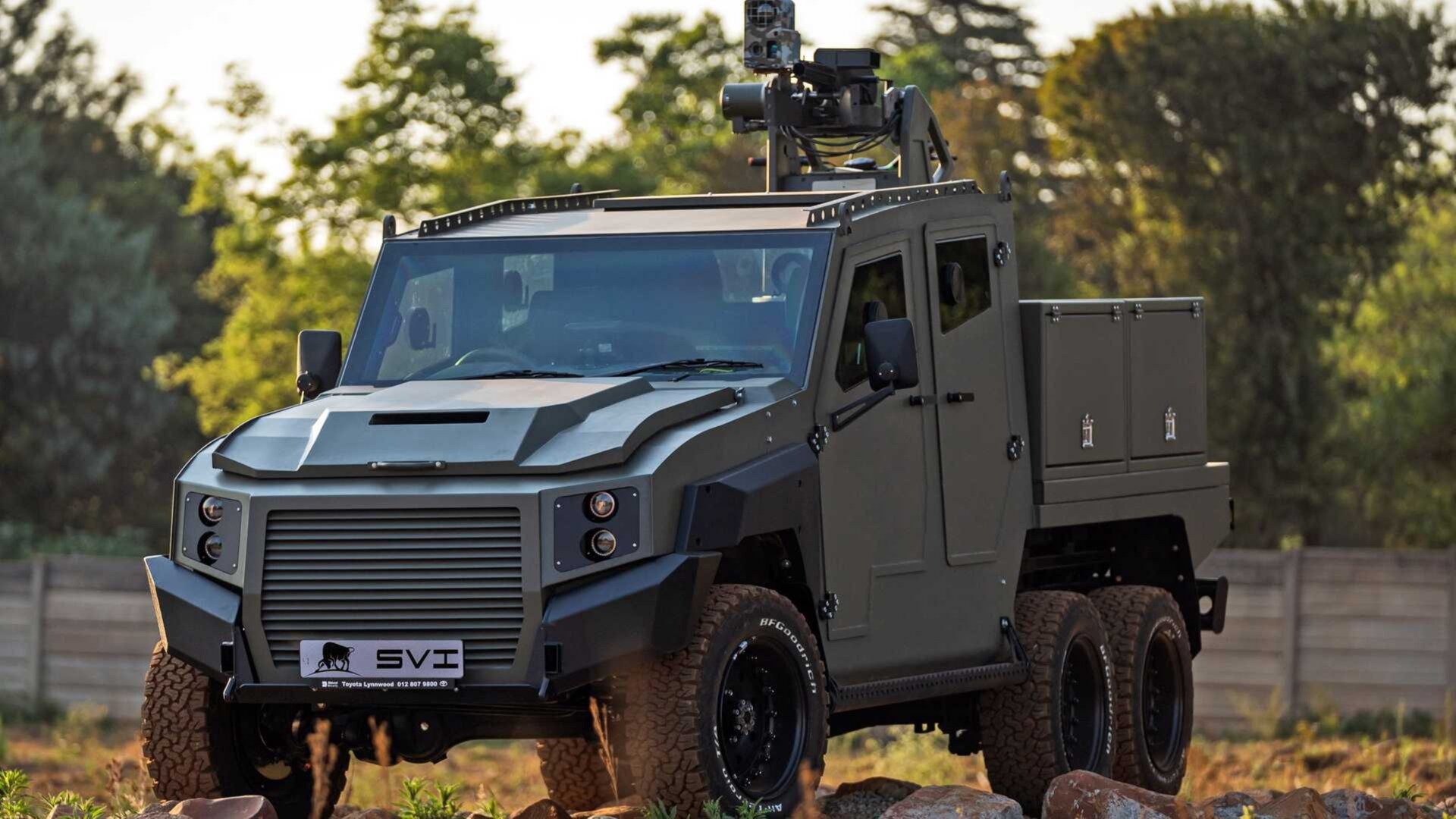 Toyota Land Cruiser 70 переделали в броневик с системой уничтожения дронов и мотоциклом