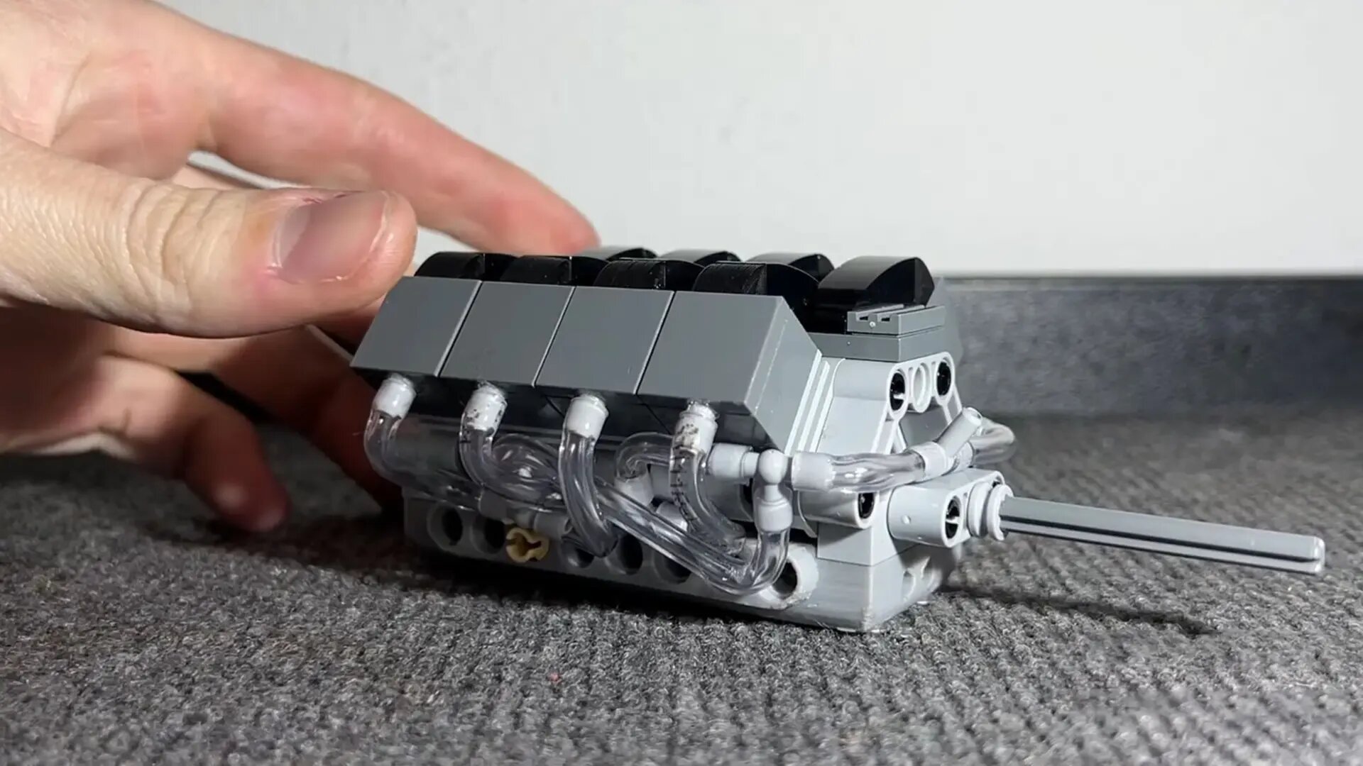 Видео: собранный из Lego мотор V8 звучит так, словно настоящий 