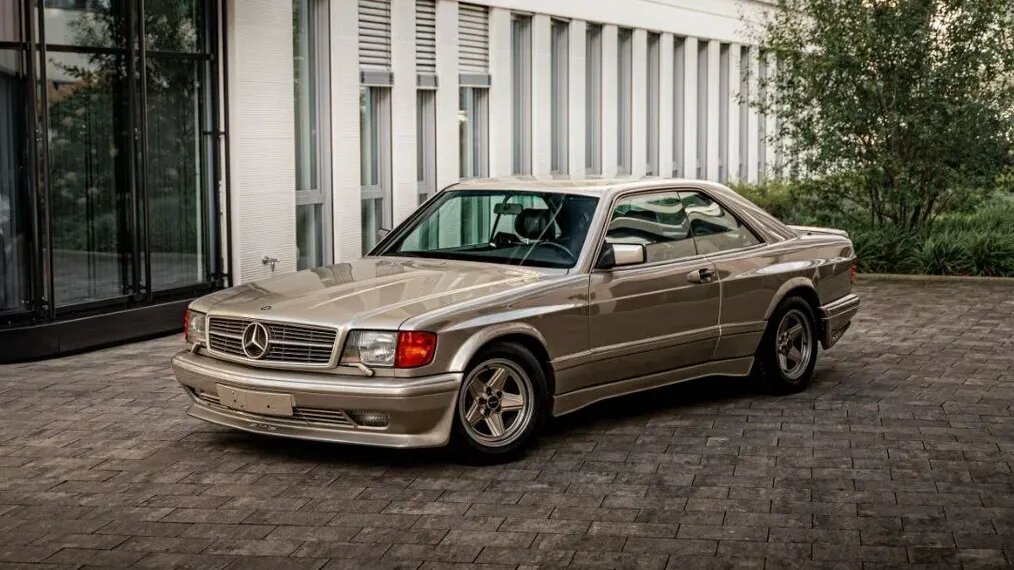 Mercedes-Benz 560 SEC от AMG подешевел на 35 млн рублей за полтора года