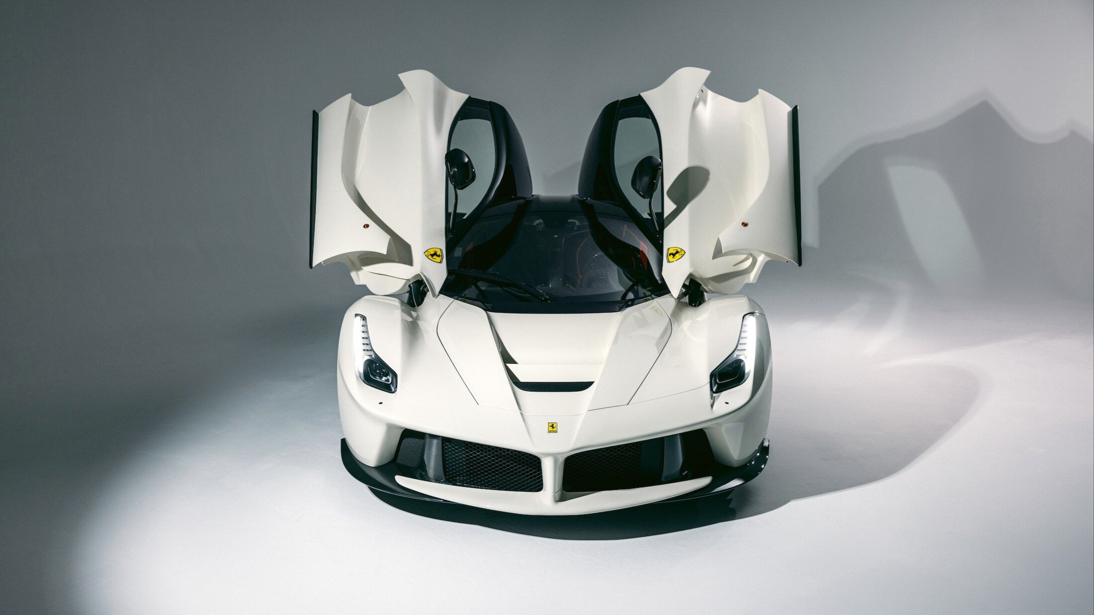 С молотка уйдёт новый суперкар Ferrari LaFerrari, выпущенный в 2016 году