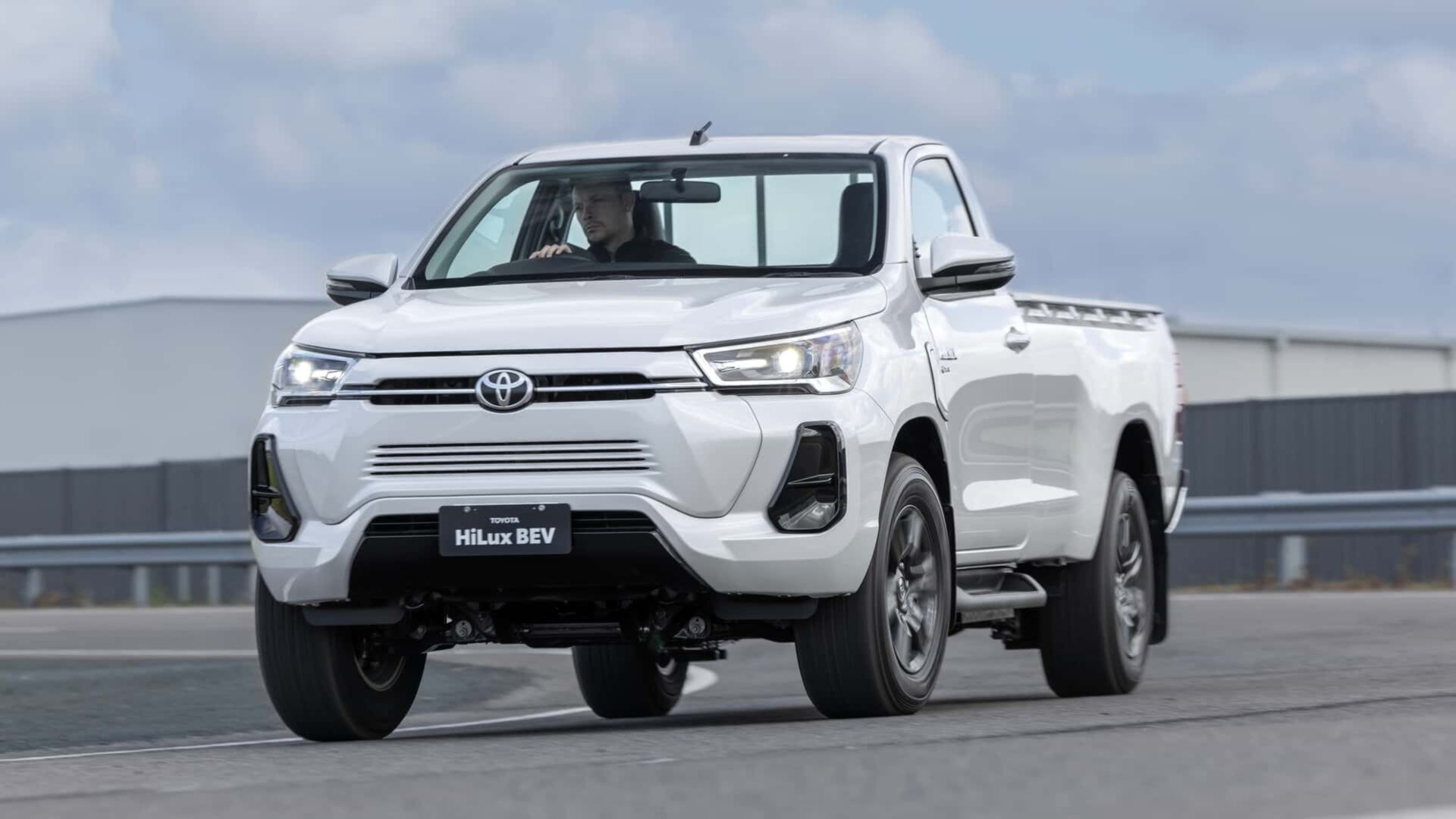 Toyota запустит производство электропикапов Hilux в Таиланде