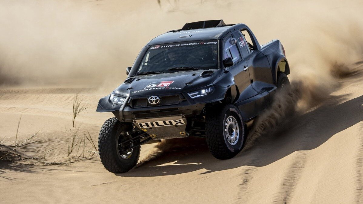 Toyota показала болид для Дакара с мотором от нового Land Cruiser 