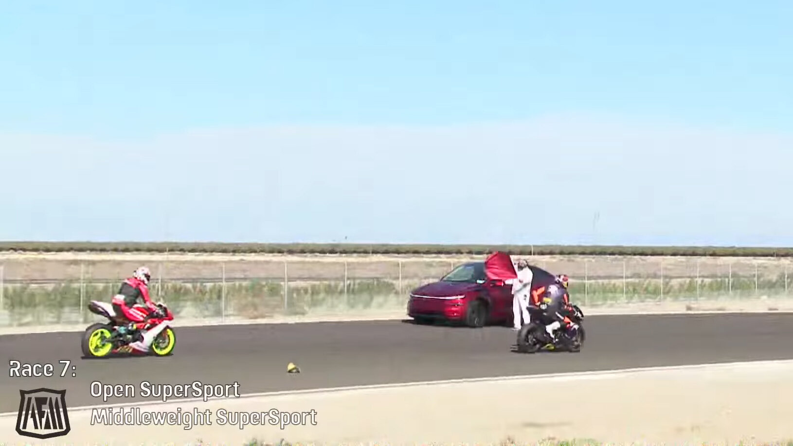 Заблудившаяся Tesla Model Y выехала на трассу мотогонок в прямом эфире