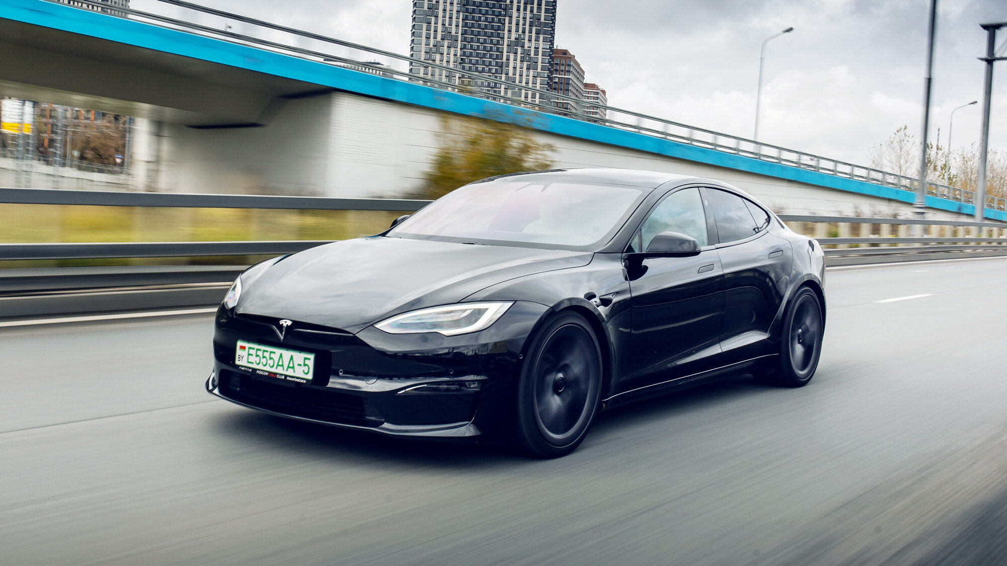 Быстро — не комплимент. Тест эксцентричной Tesla Model S Plaid