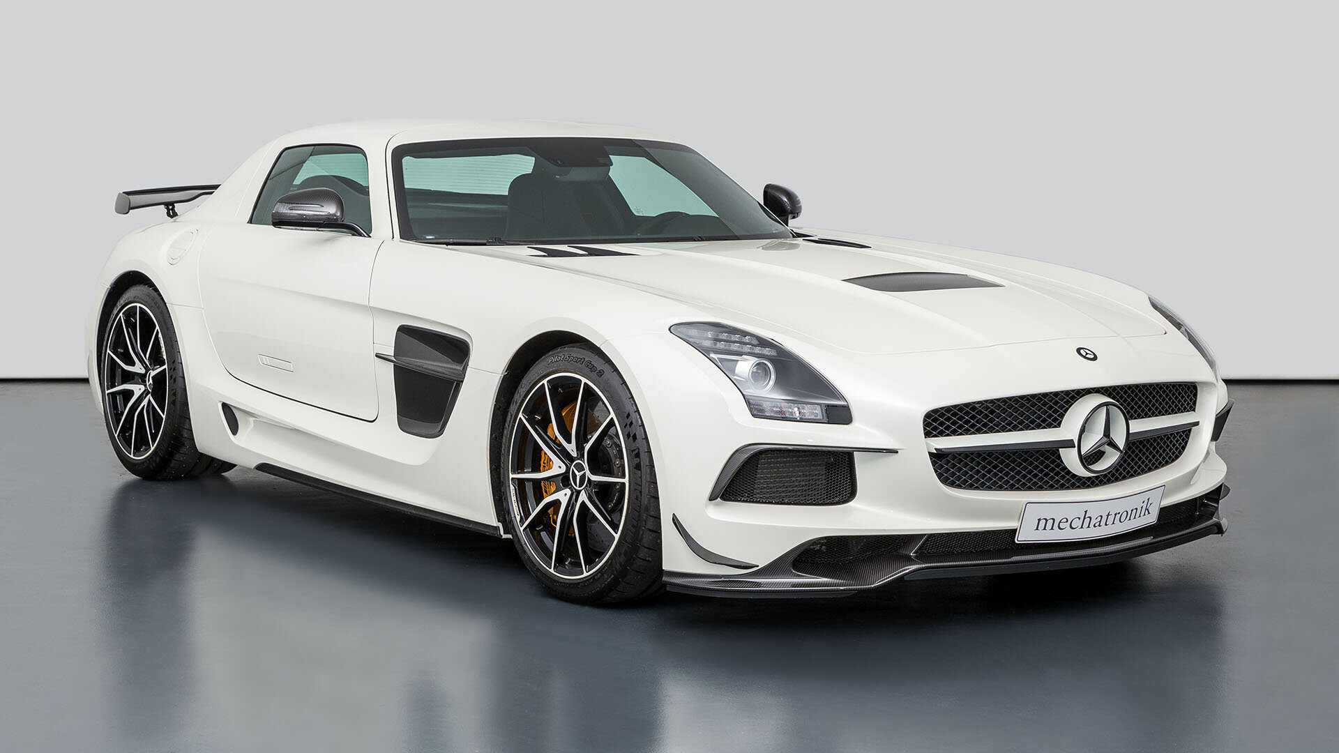 На продажу выставили суперкар SLS AMG Black Series без пробега, которому 8 лет