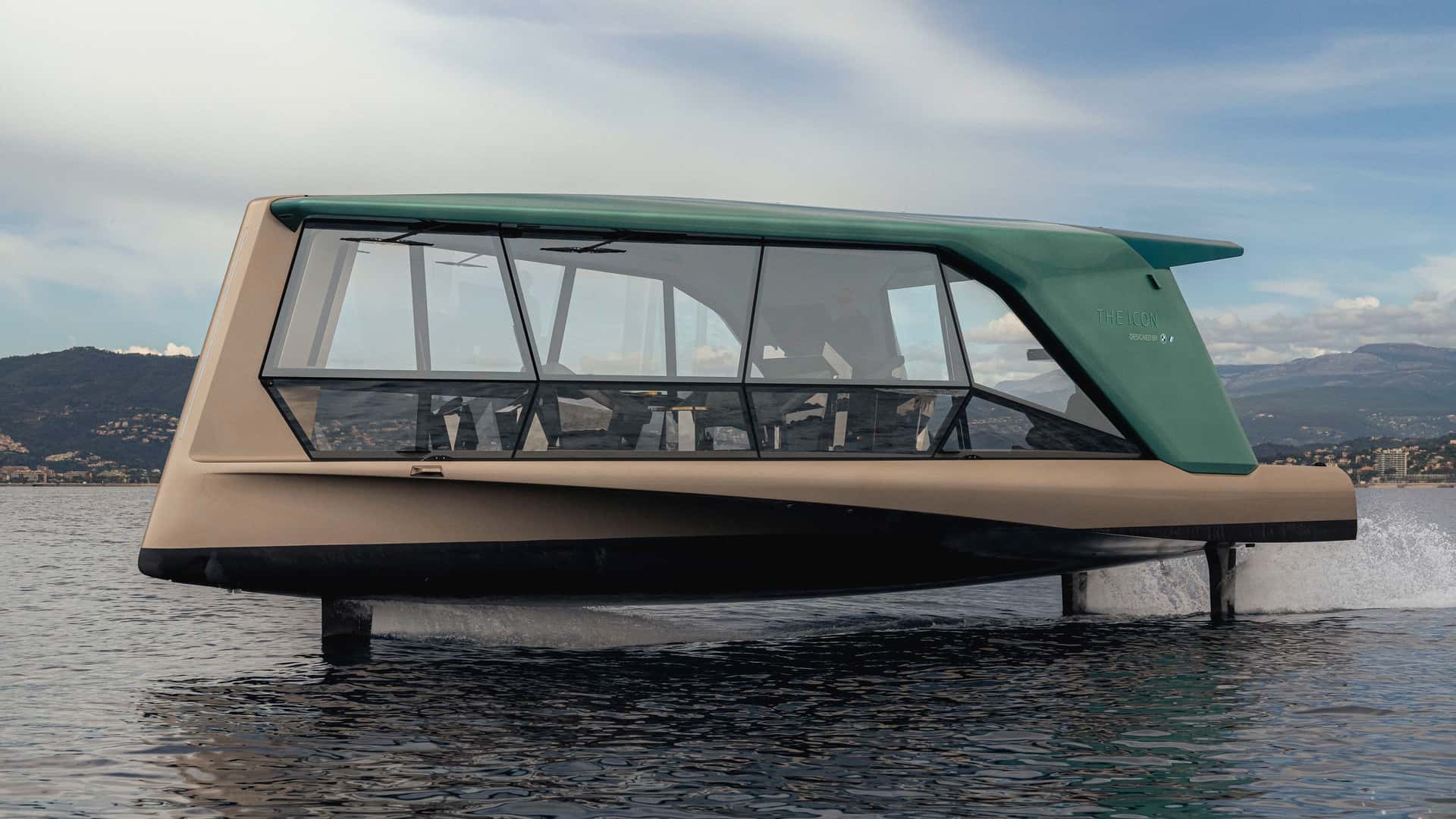 Компания BMW создала электрическую лодку, способную «летать» над водой