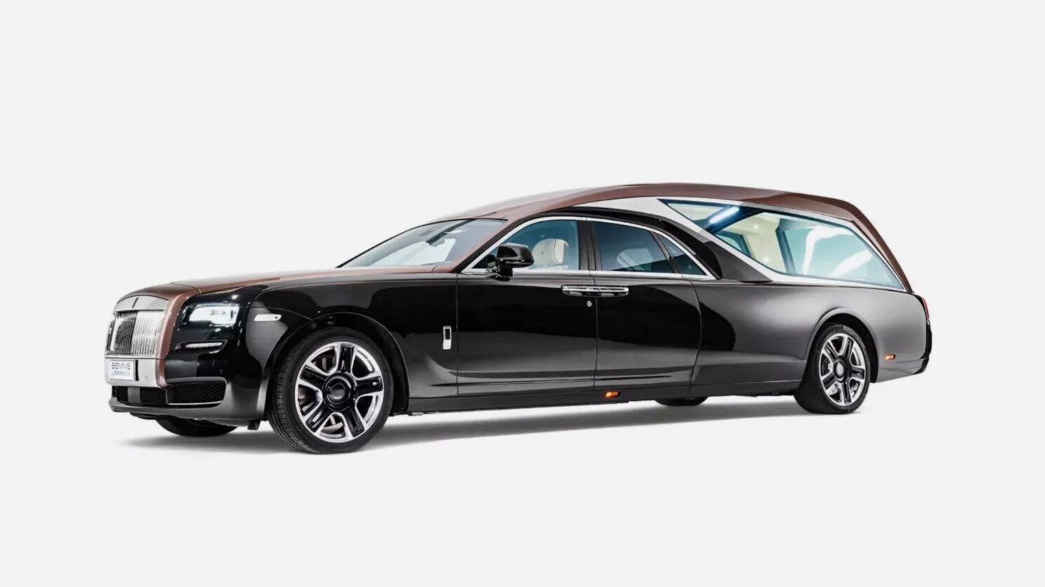 Итальянцы превратили Rolls-Royce Ghost в катафалк с 1,3-киловаттной аудиосистемой 