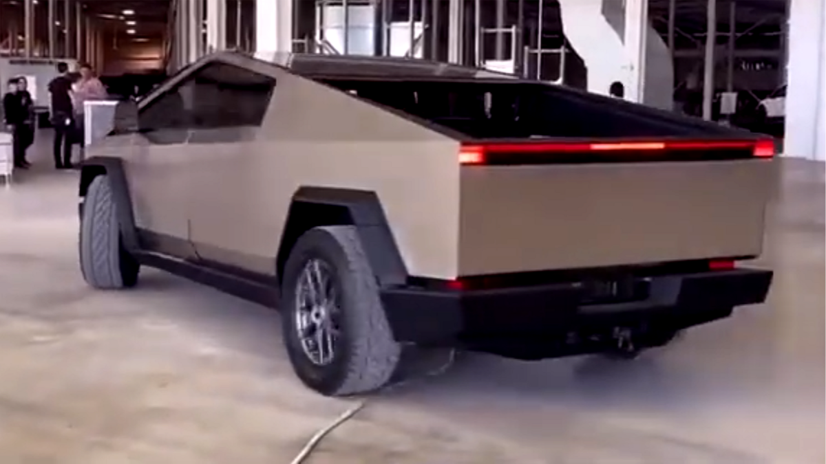 Близкий к серийному пикап Tesla Cybertruck попал на видео