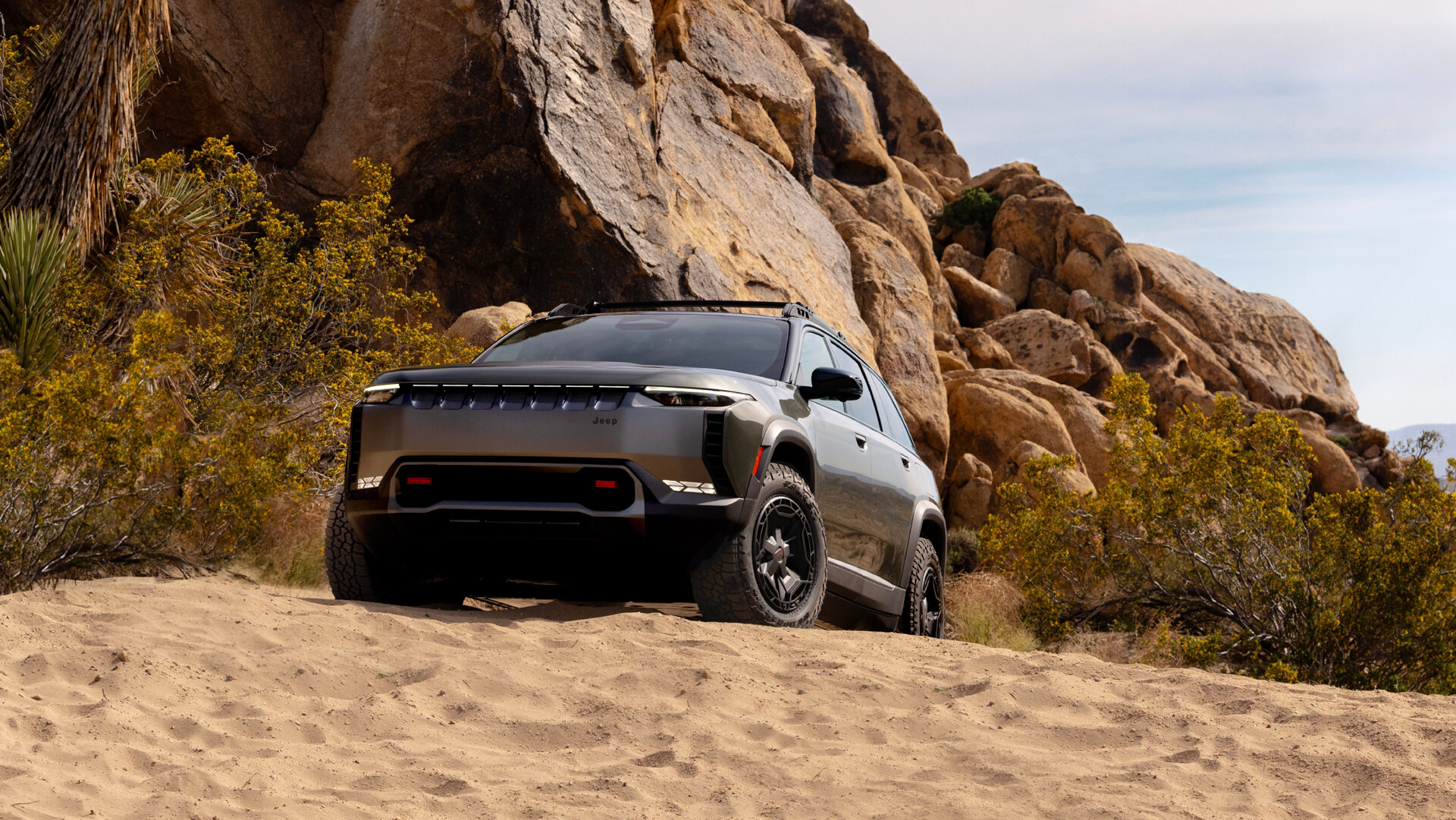Jeep показал хардкорный электрокроссовер Wagoneer S Trailhawk с режимом для каменистых поверхностей