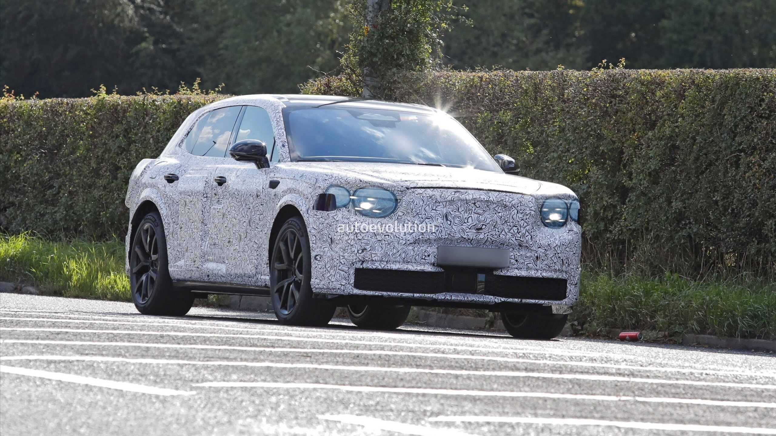 Появились фото первого электрокара Bentley в серийном кузове