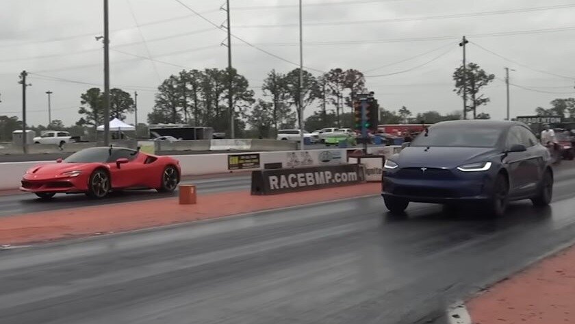 Суперкар Ferrari SF90 сумел обойти Tesla Model X Plaid в дрэге, но ему пришлось очень постараться