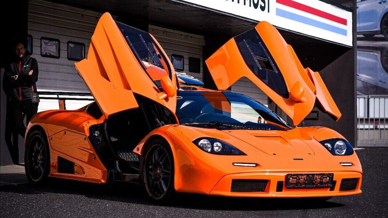 На продажу выставили точную копию McLaren F1 LM на шасси Porsche Boxster