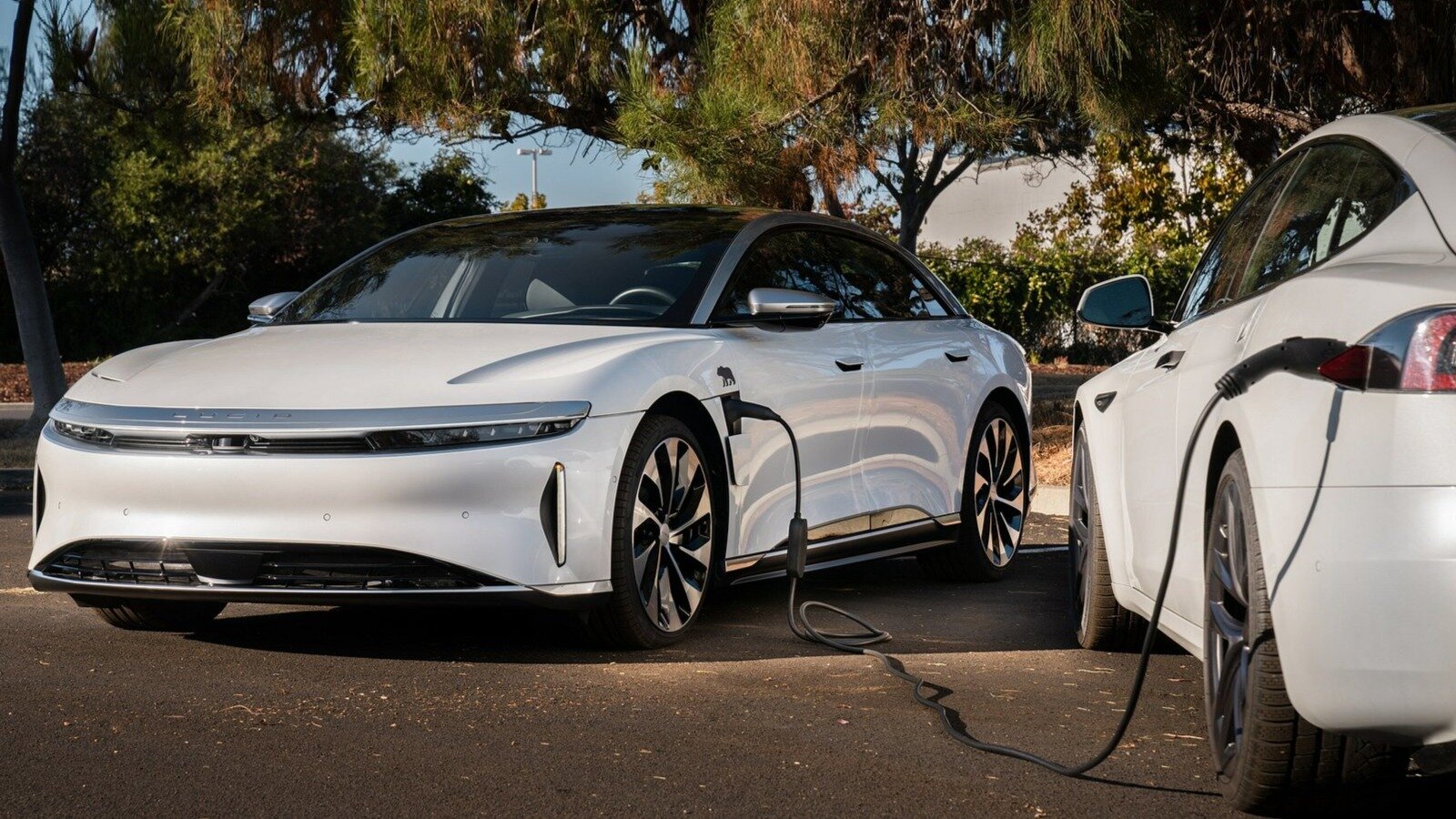 Lucid Air научился делиться электричеством с другими электромобилями